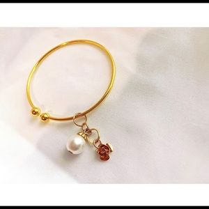 A pearl gold colored bracelet 🤍🦋